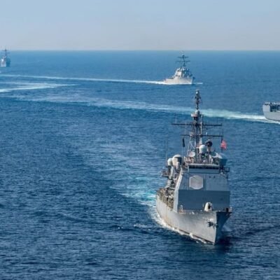Iran warns US destroyer